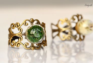 Vintage Bronze Ring - Moos oder weiße Blüten in Glaskugel / Geschenk für Sie / Ornament Ring / Blüten Ring / Moos Ring